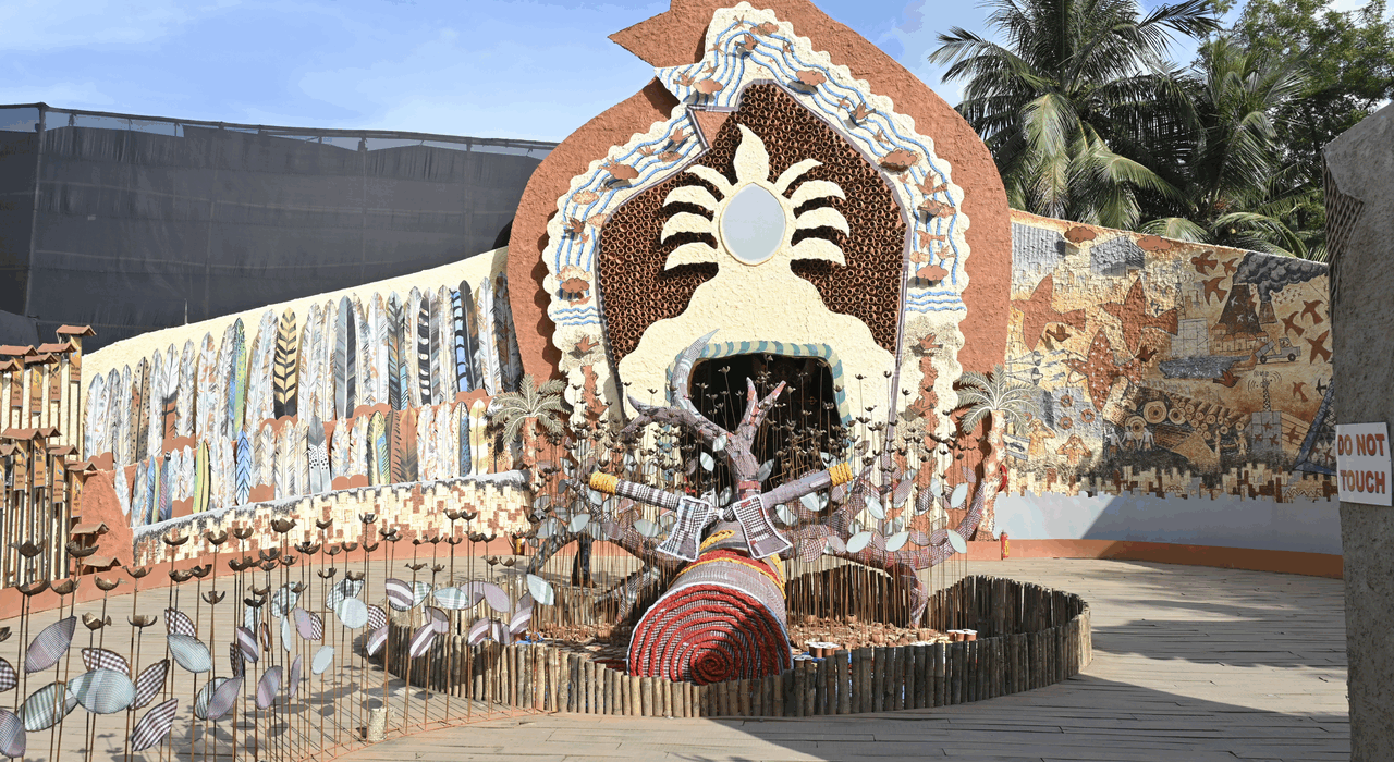 Rail Pukur United Club drew attention to birds with the pandal and the Durga image
